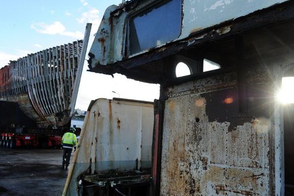 La Calypso (en triste état) sortie ce matin de son hangar, 7 ans après son arrivée dans le chantier Piriou à Concarneau