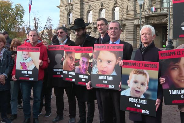 Les participants au rassemblement, Place de la République à Strasbourg (Bas-Rhin), portaient des portraits d'enfants otage du Hamas.