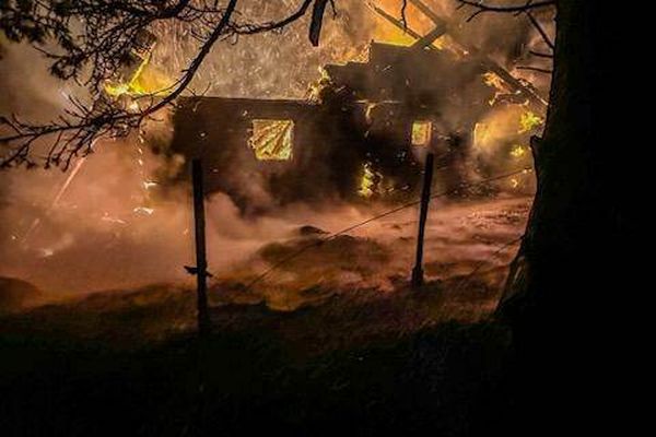 Le feu a rapidement pris, le chalet avait presque entièrement brulé à l'arrivée des pompiers