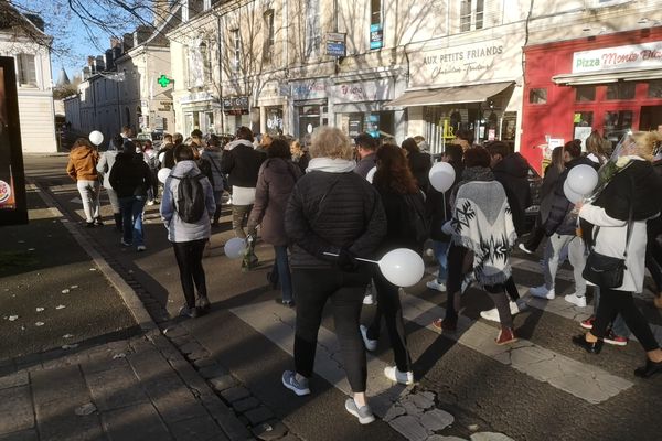 600 personnes se sont rassemblés dans les rues de Châteaudun en hommage à l'infirmière tuée le 17 novembre dernier.