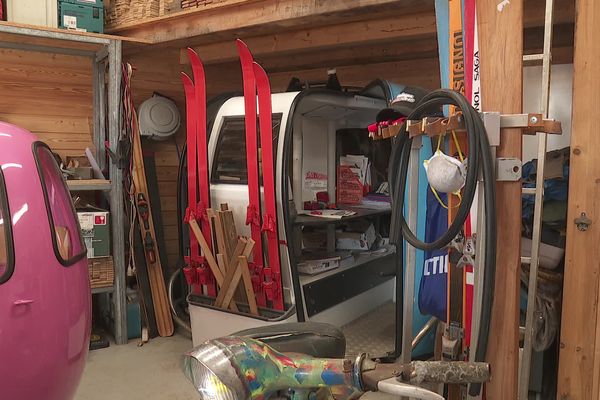 Stéphane et Julien Gaudin retapent différentes télécabines dans leur atelier de Taninges (Haute-Savoie).