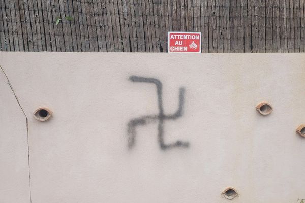 Une croix gammée peinte sur le mur du domicile du maire de Saint-Mandrier-sur-Mer, qui  a publié cette photo sur sa page Facebook.