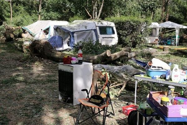 Un camping dévasté après le passage d'une mini-tornade en juillet 2014