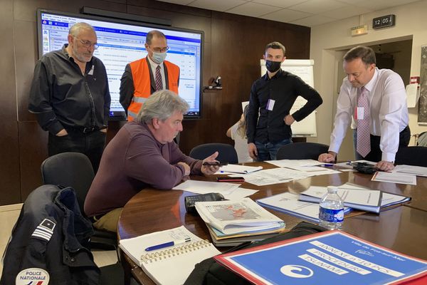 Le maire Jean Hetsch (au premier plan), lors d'un exercice tsunami à Fos-sur-Mer.