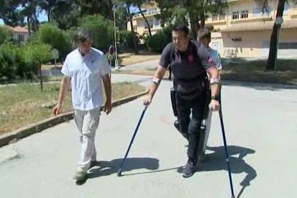 Les exosquelettes permettent à des personnes paraplégiques de recouvrer la marche : ils accompagnent ses mouvements et supporte les efforts à sa place. 