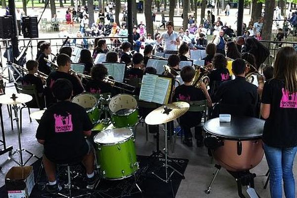 Des collégiens Mayennais dans le kiosque du Jardin du Luxembourg