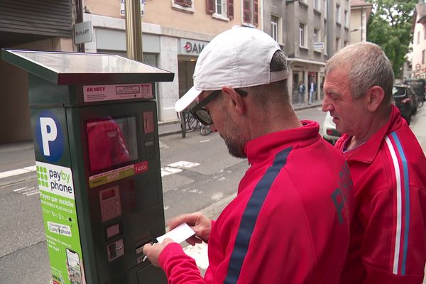 Le stationnement pourrait coûter plus cher et devenir payant entre midi et deux à Annecy, dès cet été.