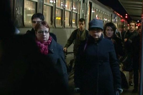 Voyageurs à l'arrivée en gare d'Orléans. 