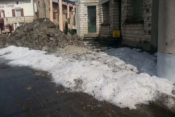 Des tas de grêle était encore visibles ce matin dans les rues de Lusignan.