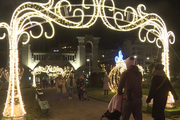 Jusqu'au 8 janvier 2023, les animations nocturnes de Biarritz feront scintiller la ville, les rues, son littoral et ses bâtiments emblématiques.