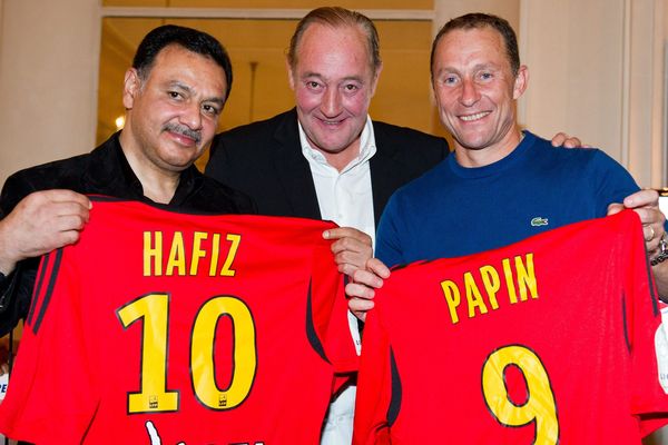 Le nouvel homme fort du RC Lens prend la pose aux côtés de Gervais Martel et Jean-Pierre Papin.