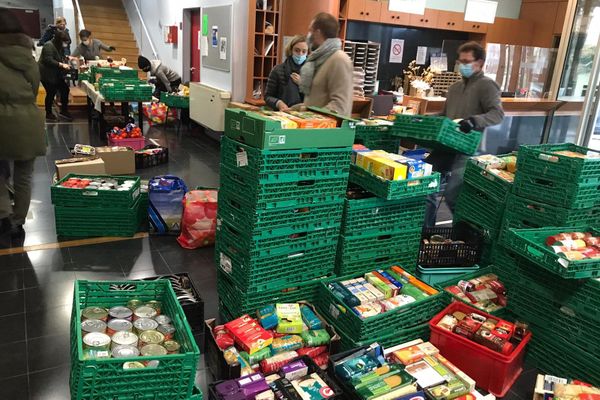 Une cinquantaine d'habitants de Lyon et de Ste-Foy-les-Lyon ont lancé une vaste opération de solidarité pour les étudiants les plus précaires, dimanche 6 décembre.