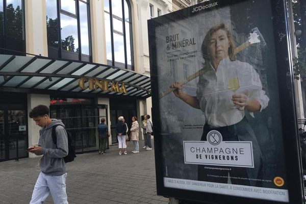 La vigneronne Nathalie de Coninck figure sur des affiches publicitaires partout en France. Ici devant le cinéma Opéraims, dans le centre-ville rémois.