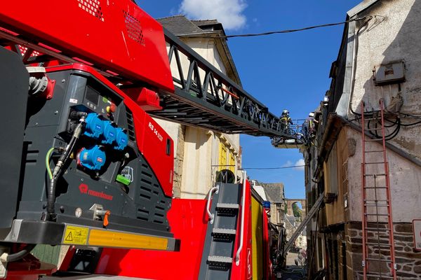 Après l'incendie qui a ravagé plusieurs immeubles du centre historique de Morlaix dans la nuit du 5 au 6 juillet, les pompiers sont toujours à pied d'oeuvre ce jeudi matin