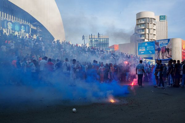 Un collégien, supporter de l'OM en Dordogne a été agressé par d'autres élèves. Il est invité par la ville et des clubs de supporters pour voir un match au Vélodrome. Les joueurs du club lui ont envoyé un maillot dédicacé.