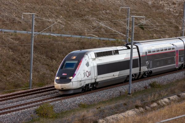 À Cluny, les TGV passent à 270 km/h, 240 fois par jour.