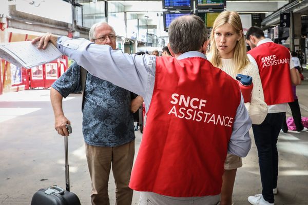 Après l'incident électrique qui impacte le trafic SNCF, les voyageurs à Montparnasse cherchent des solutions