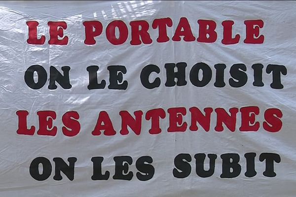 Banderole anti-antenne relais à Villeneuve-de-la-Raho (Pyrénées-Orientales)