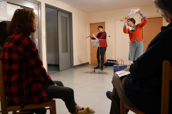 Juliette Faure, flûtiste, et Fabienne Martineau, comédienne et conteuse, font partie des artistes qui sont allés jouer pour les personnes très isolées.