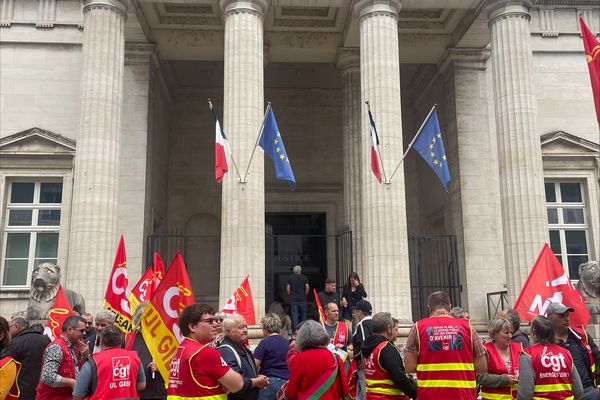 Le mercredi 5 juin 2024, les salariés de Duralex attendent la décision du tribunal de commerce d'Orléans sur leur avenir