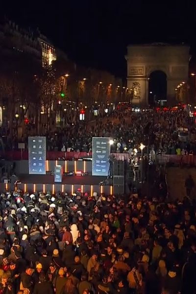 Les Champs-Elysées sont prêts pour la cérémonie des illuminations