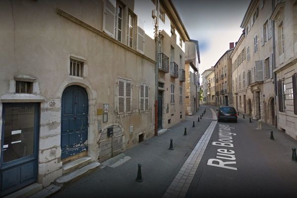 L'incendie a ravagé le cabinet d'une avocate de Bourg-en-Bresse, rue Bourmayer, dimanche 17 février.