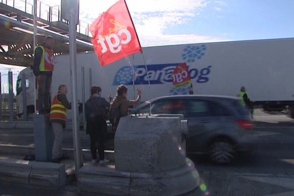 Le péage de Fresnes-lès-Montauban était gratuit pour les automobilistes ce mardi matin.