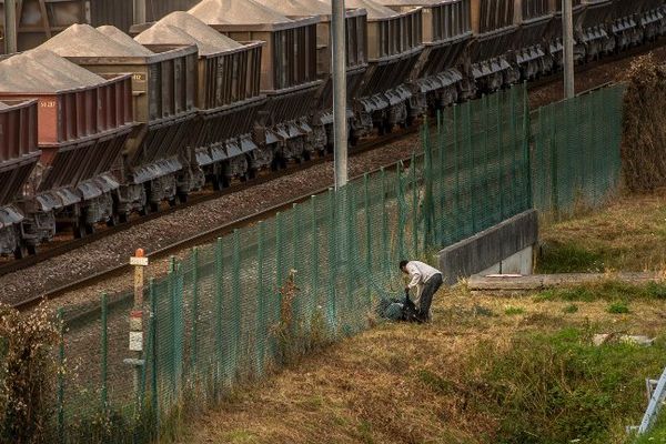 Un migrant à Coquelles à proximité de l'entrée du tunnel sous la Manche (image d'illustration).