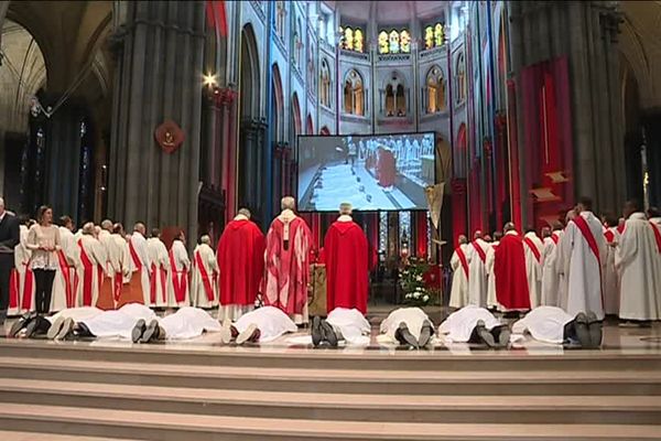 Les huit diacres ordonnés ce samedi, allongés lors de la prostration.