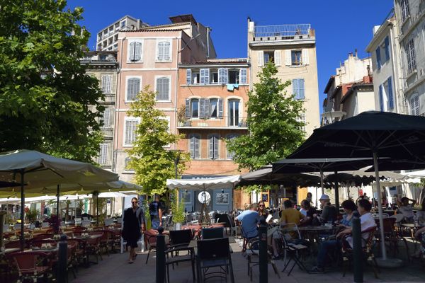 Place de Lenche à Marseille, dans le quartier du Panier.