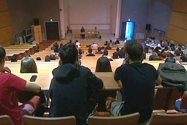 Béziers (Hérault) - la présidente de l'université Montpellier III face aux étudiants - 9 octobre 2013.