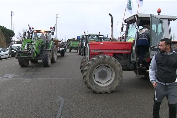 Les agriculteurs ont mise en place un blocage sur l'autoroute.