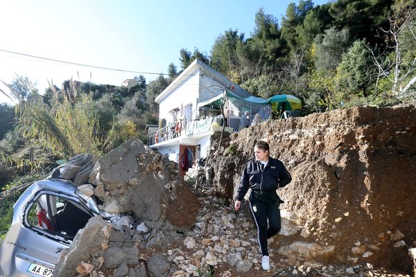 Le scooter de Céleste a été détruit le 20 décembre, dans l'éboulement du terrain de la maison où elle vit avec sa maman.