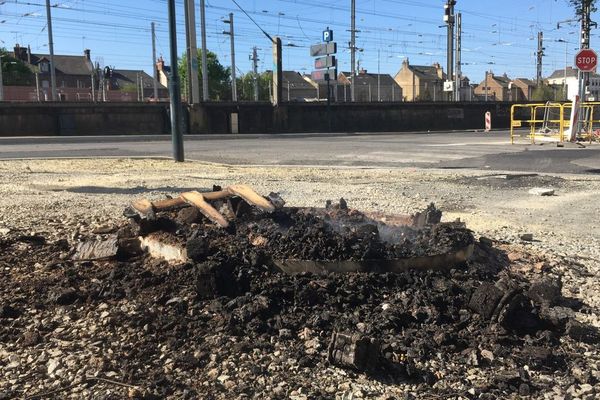 Feu de palettes près du centre de tri de La Poste au Colombier à Rennes