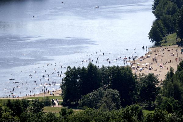 Le pronostic vital d'un enfant de 6 ans est engagé après avoir été sorti de l'eau en arrêt cardio-respiratoire au lac des Sapins, à Cublize (69), lundi 3 août 2020.