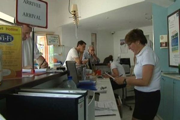 Le guichet des arrivées dans un camping de Toreilles, dans les Pyrénées-Orientales