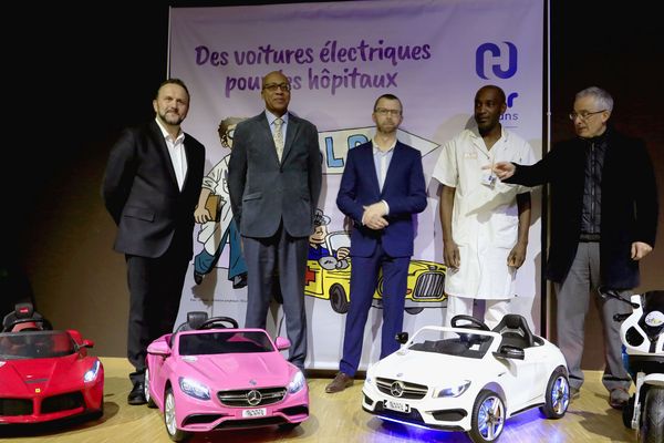 Une dizaine d'entreprises ont financé l'achat de voitures électriques pour l'hôpital d'Orléans.