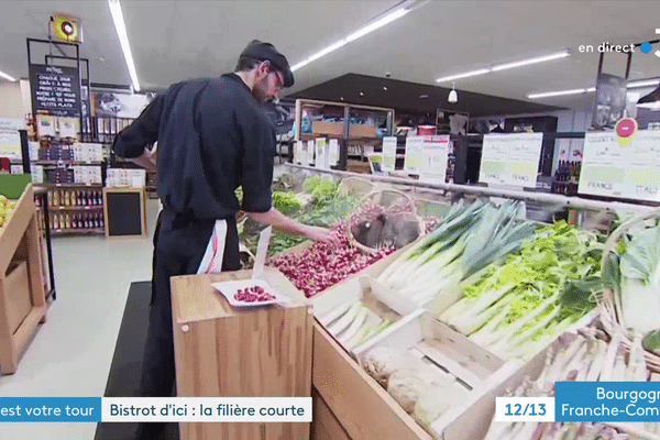 Le supermarché de producteurs propose un restaurant sur place pour déguster les produits du magasin. 