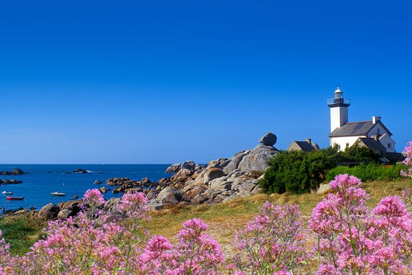 Le Phare de Pontusval sous le ciel bleu - Beg-Pol - Brignogan-Plages (29)