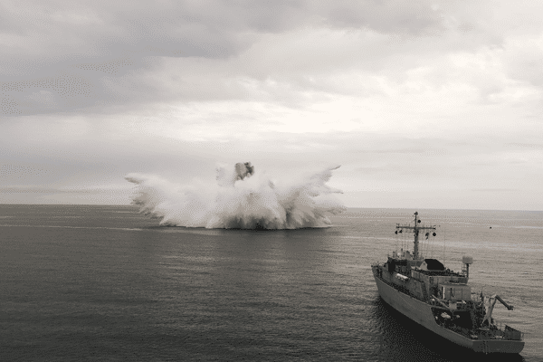 Une gerbe d'eau au large du Calvados, suite à l'explosion d'une mine de la Seconde Guerre mondiale, ce mardi 13 août 2024.