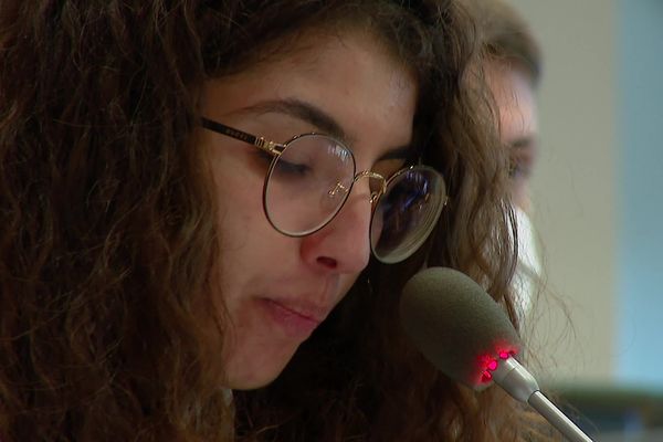 Sarah Rhallab siège dans les rangs écologistes au conseil départemental de la Vienne. C'est son premier mandat électoral.