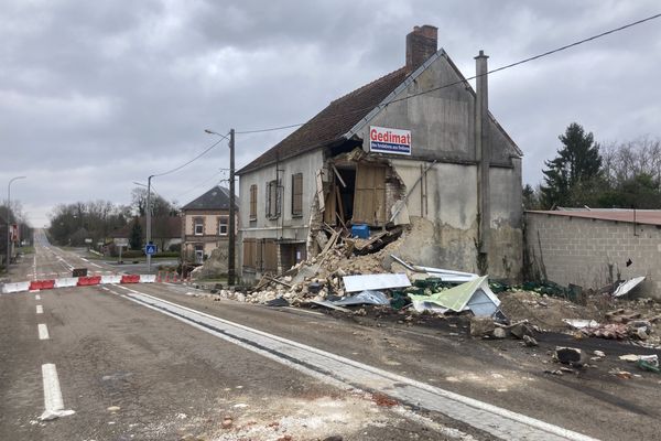 A Connantray-Vaurefroy dans la Marne, un poids-lourd s’est encastre dans cette maison en pleine nuit. 