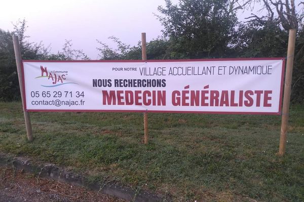 3 banderoles comme celle-ci sont aux 3 entrées du village de Najac (Aveyron)