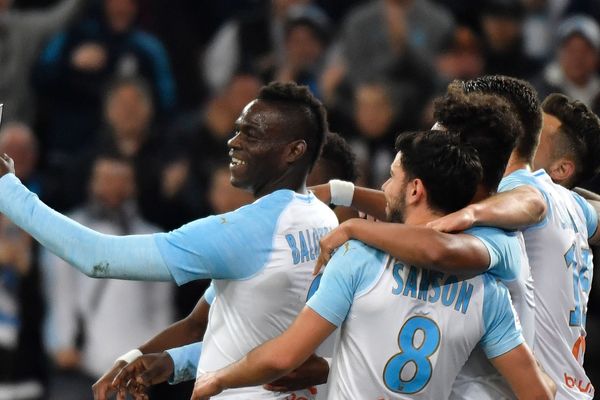 Balotelli a célébré sa joie en associant ses coéquipiers avec un selfie 