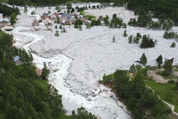 Ce vendredi 21 juin 2024, une crue torrentielle a déferlé dans le massif du Vénéon et  submergé le hameau de la Bérarde.