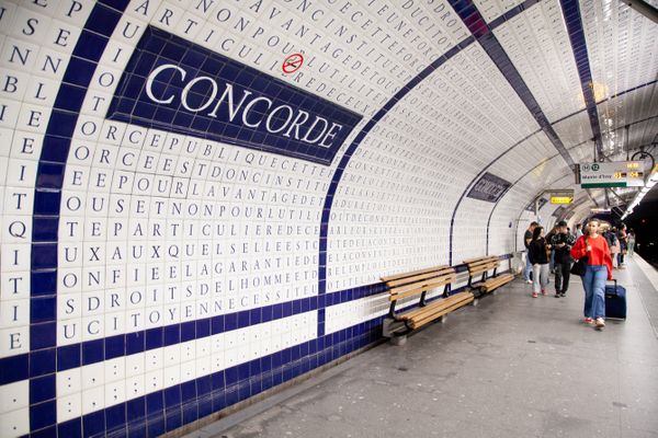 Les murs de la station Concorde sont recouverts de lettres