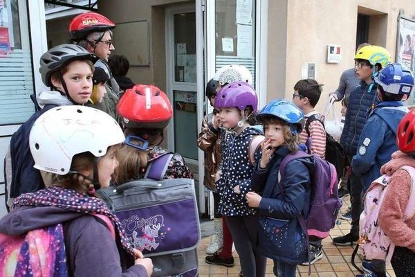 Les élèves déjà équipés de casque lors d'une première mobilisation au printemps