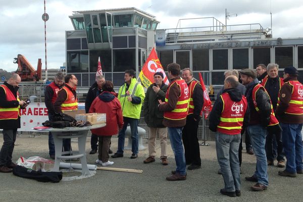 Un premier groupe de militants de la CGT au barrage de la Rance, entre Dinard et Saint-Malo