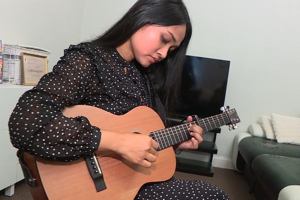 La chanteuse birmane Phyu Phyu Kyaw Thein continue à chanter depuis la ville qui l'a accueillie, Clermont-Ferrand.
