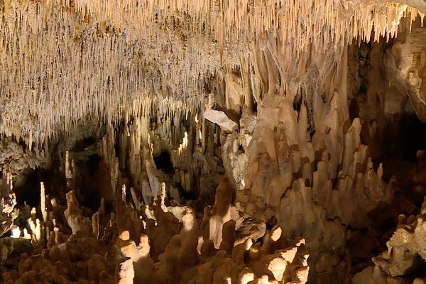 La grotte de Villars (Dordogne) arbore de nombreuses concrétions qui sont étudiées par les paléoclimatologues.